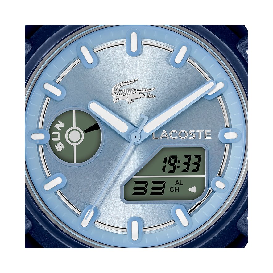 Nahaufnahme des Zifferblatts einer Lacoste Damenuhr aus Edelstahl und Kunststoff in hellblauen Tönen mit Digitalanzeige.