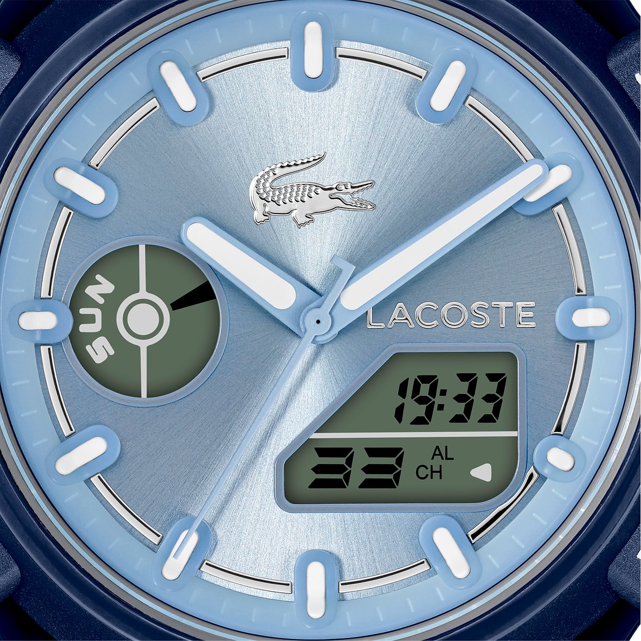 Nahaufnahme des Zifferblatts einer Lacoste Damenuhr aus Edelstahl und Kunststoff in hellblauen Tönen mit Digitalanzeige.