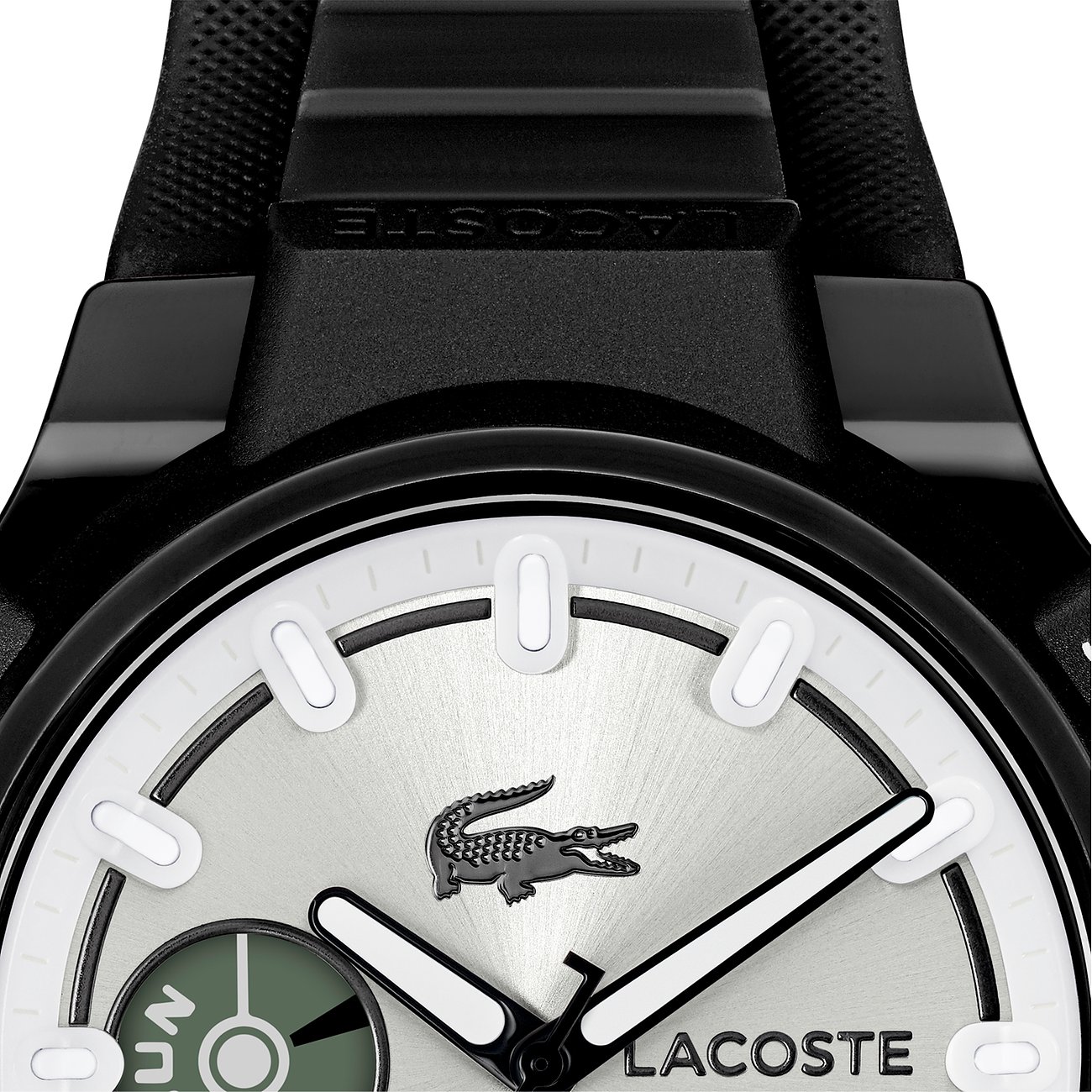 Lacoste Damenuhr aus schwarzem Kunststoff und Edelstahl, silbernes Zifferblatt mit Krokodil-Logo bei drei Vierteln.
