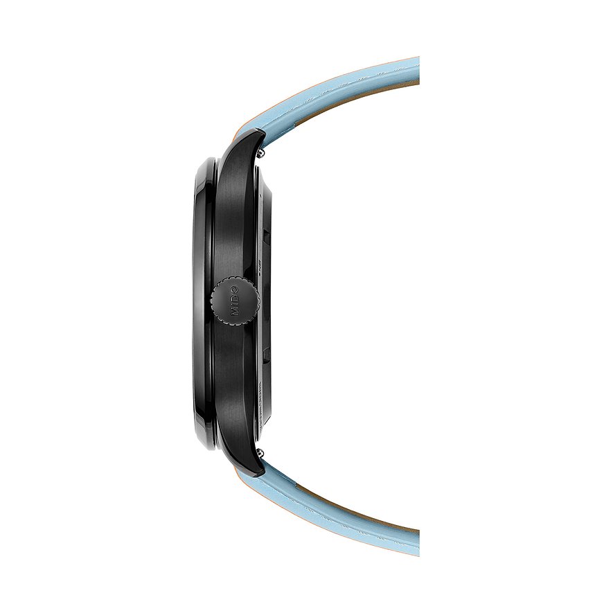 Seitenansicht der Mido Uhr mit schwarzem Edelstahlgehäuse und einer blauen Lederband, die nach oben abgewinkelt ist.