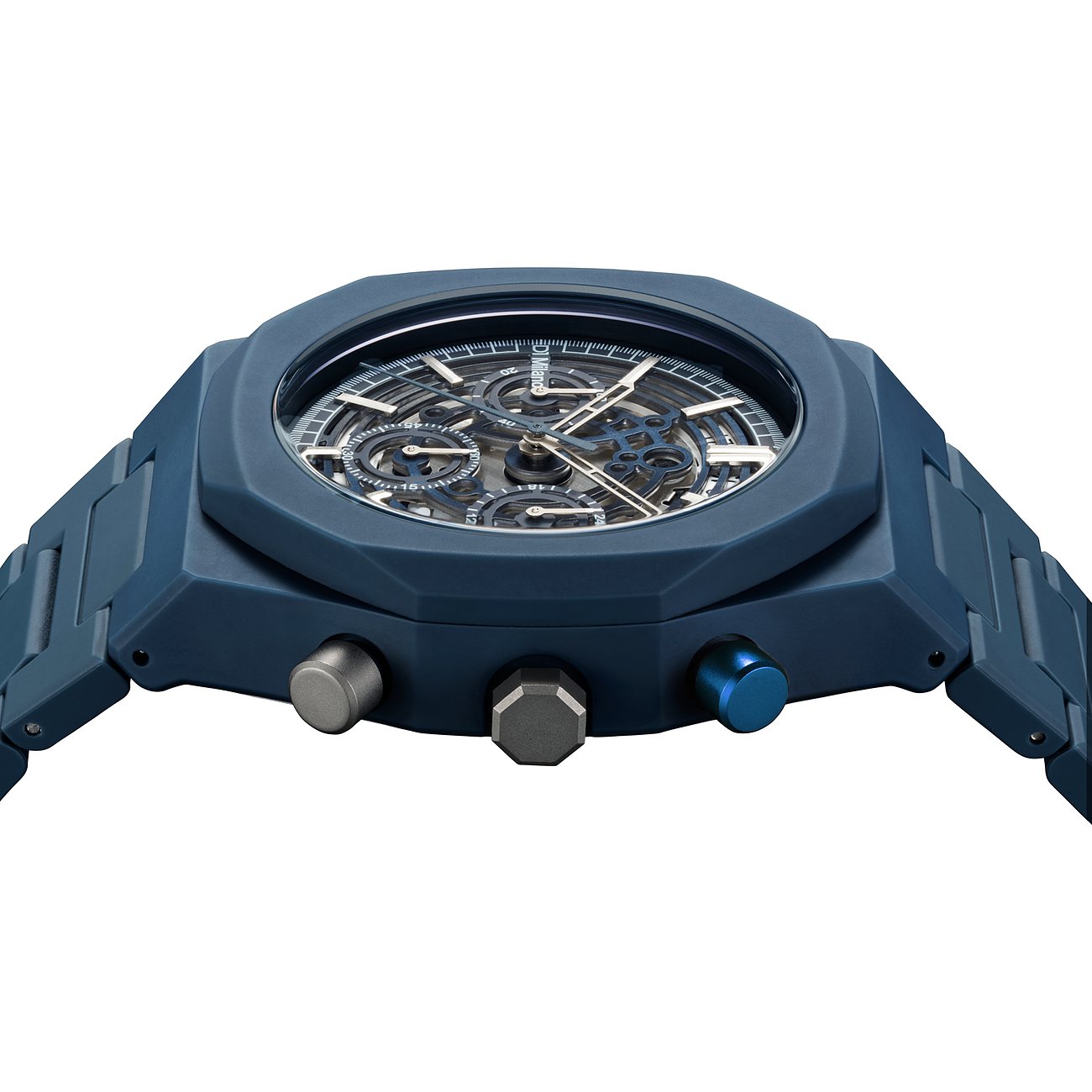 Nahaufnahme einer D1 Milano Herrenuhr aus blauem Polycarbonat mit Skelettzifferblatt und Chronographenknöpfen.