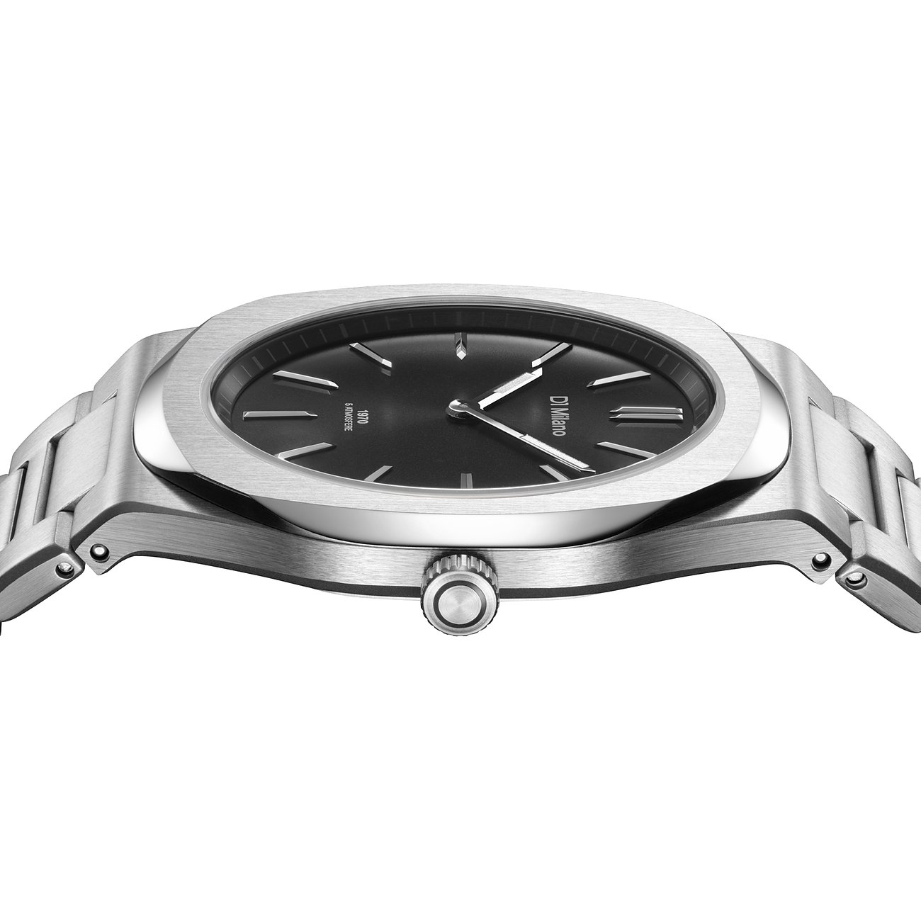 Die D1 Milano Herrenuhr aus Edelstahl aus der Vogelperspektive zeigt das schwarze Zifferblatt und das Uhrengehäuse.