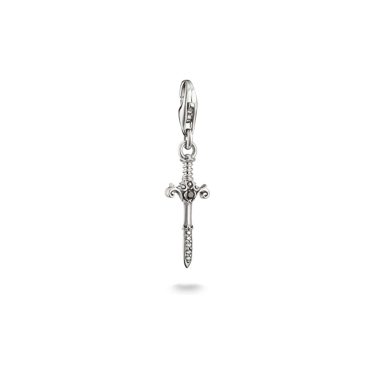 Charm Thomas Sabo in argento a forma di spada con zirconi bianchi e neri, primo piano su sfondo bianco.