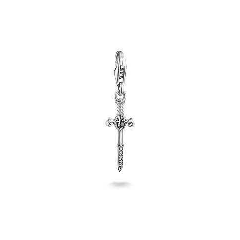 Thomas Sabo Silber-Charm in Schwertform mit schwarzem und weißen Zirkonia, Nahaufnahme auf weißem Hintergrund.