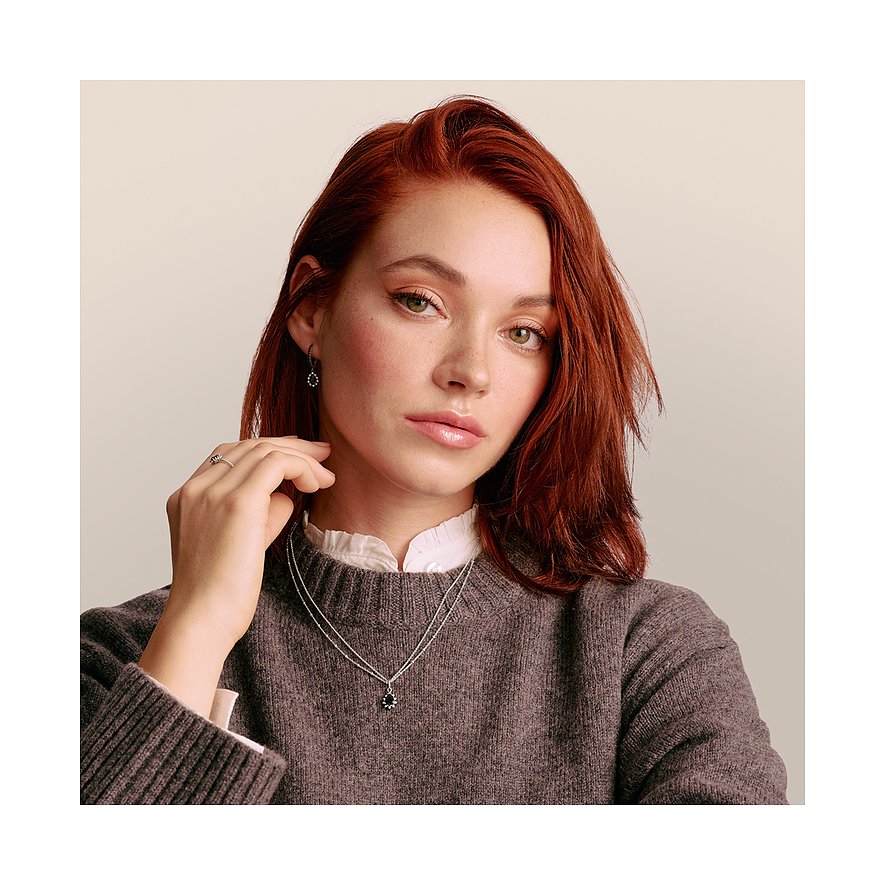 Eine Frau trägt eine Thomas Sabo Halskette aus 925er Silber mit Zirkonia Farbsteinanhänger.