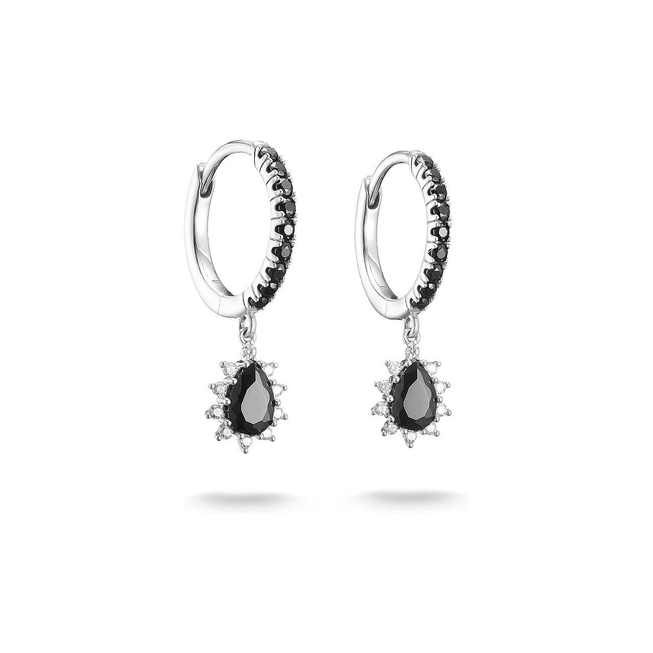 Thomas Sabo Creolen aus Silber mit Zirkonia, verziert mit schwarzen Farbsteinen und einem tropfenförmigen Anhänger.