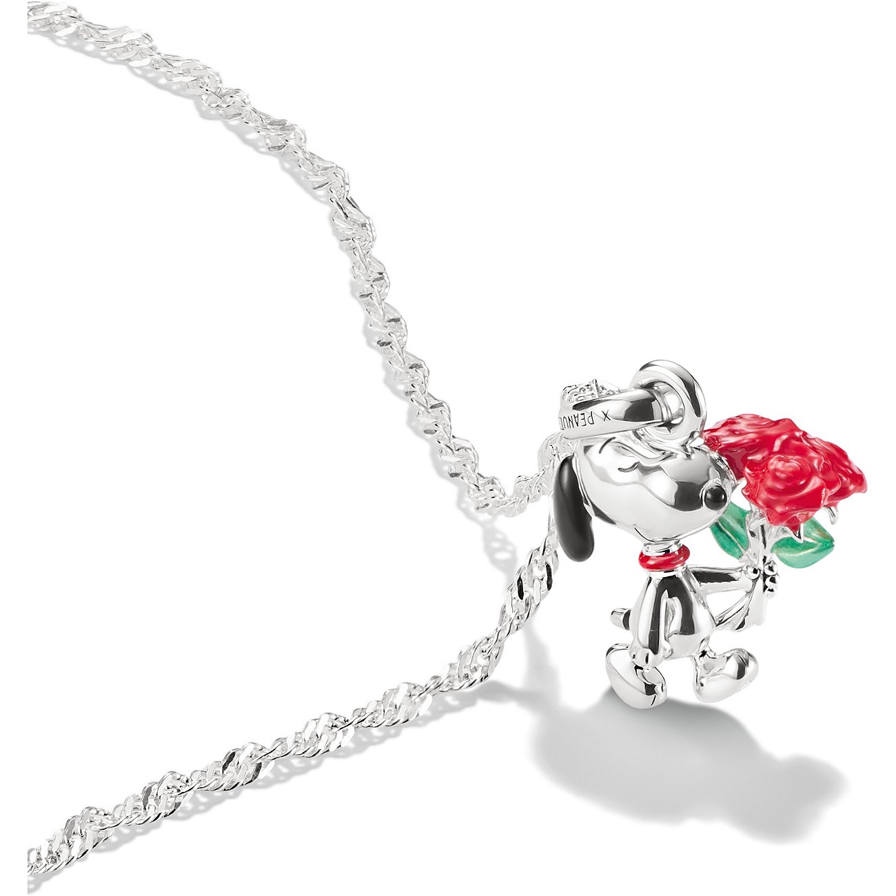 Thomas Sabo halsband med ett silverfärgat Snoopy-hänge som håller en röd emaljros, på en glänsande kedja.