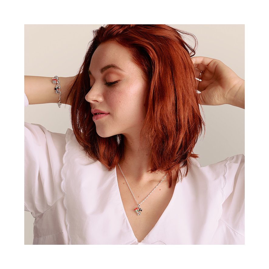 En kvinna med kort, rött hår bär ett Thomas Sabo halsband i 925 sterlingsilver med ett färgglatt emaljhänge.