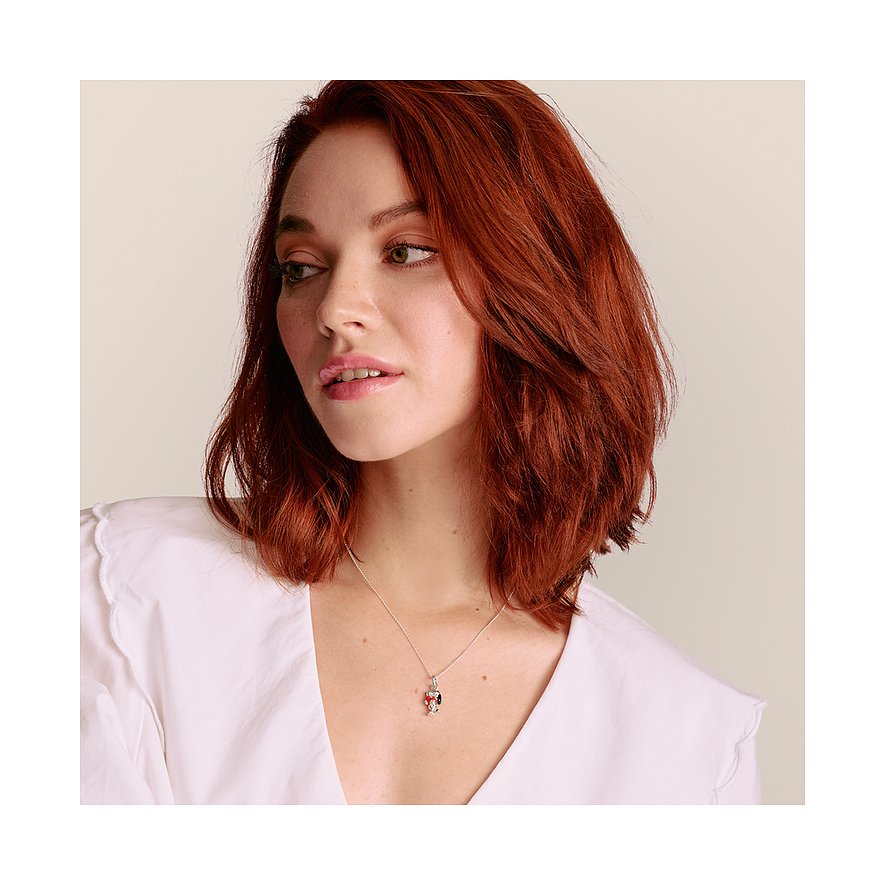 Vrouw met rode bob draagt 