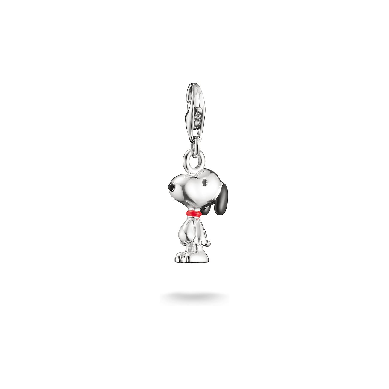 Thomas Sabo Silber-Charm in Form des Hundes Snoopy mit schwarzer Emaille auf den Ohren und rotem Halsband.
