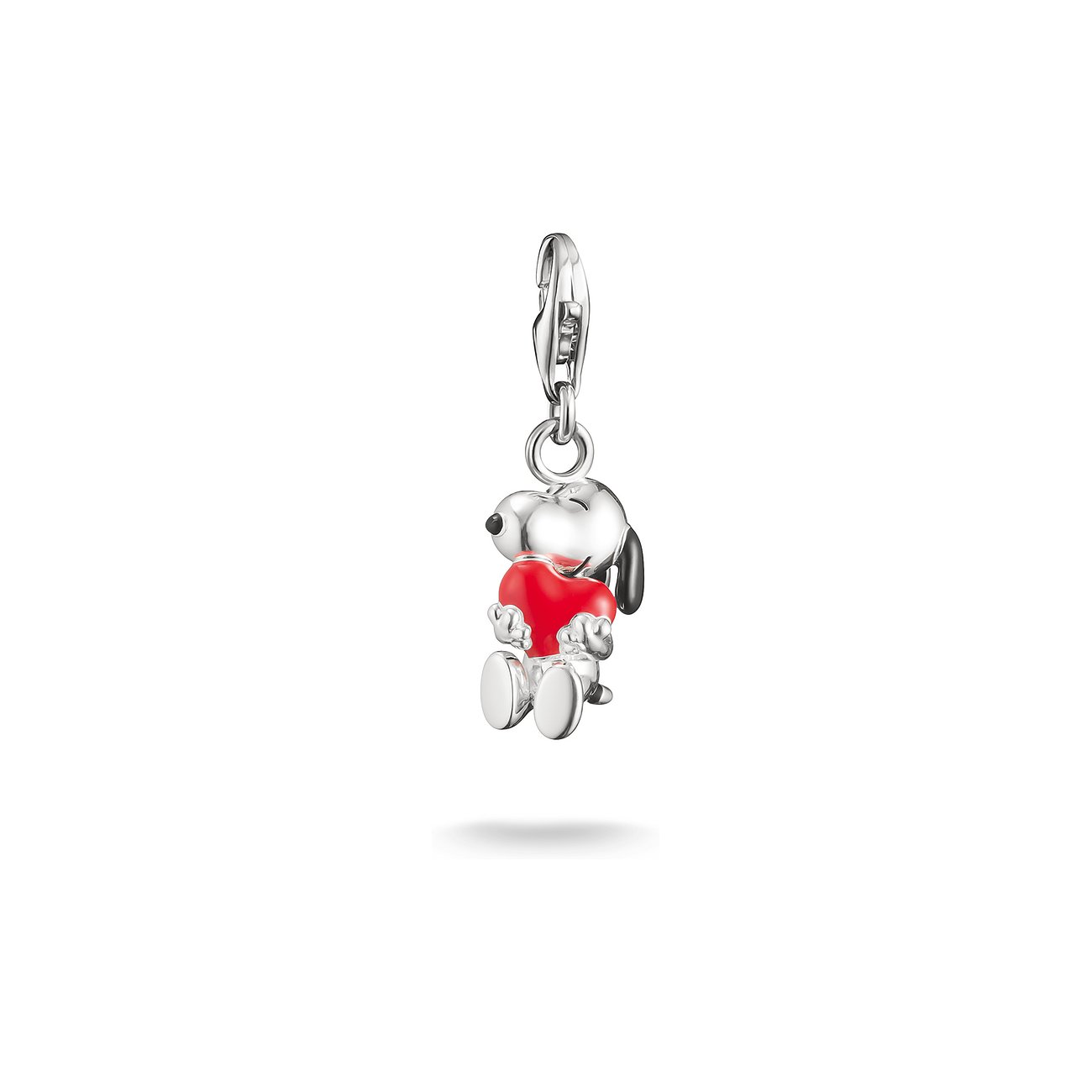 Thomas Sabo Charm Anhänger aus 925er Silber und Emaille, geformt wie Snoopy, der ein rotes Herz hält.