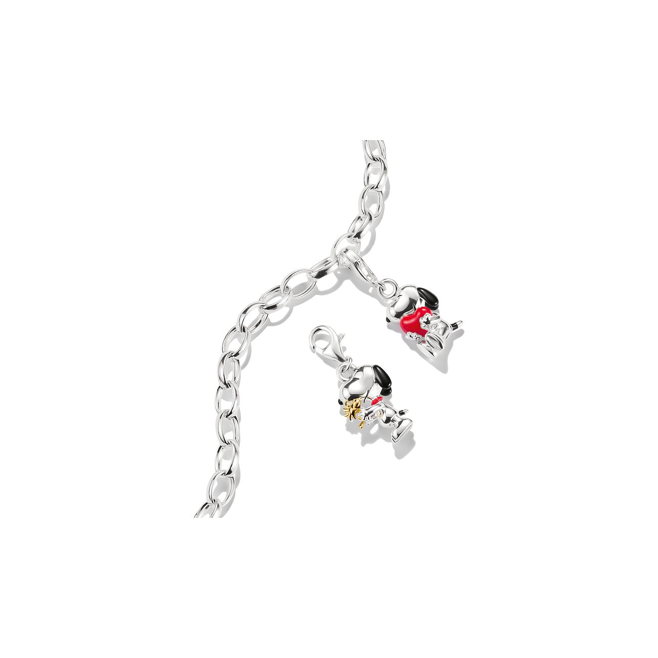 Thomas Sabo Anhängerschmuck aus Silber und Emaille: Silberfarbener Thomas Sabo Snoopie-Anhänger an einem Armband.