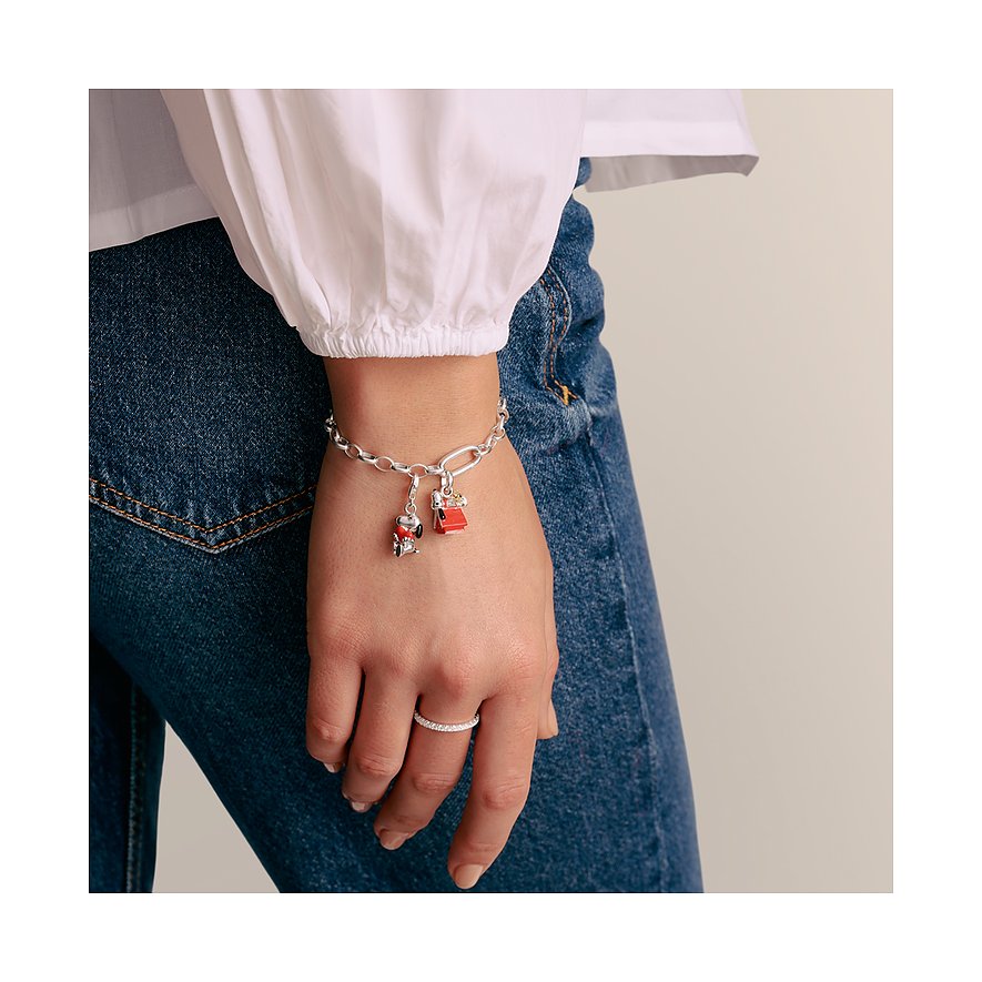 Am Handgelenk einer Person ist ein Thomas Sabo Silberarmband mit zwei Emaille Anhängern zu sehen.