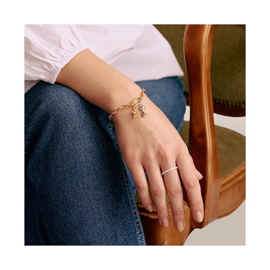 Una donna indossa un bracciale Thomas Sabo in argento al polso, insieme a un anello sottile.