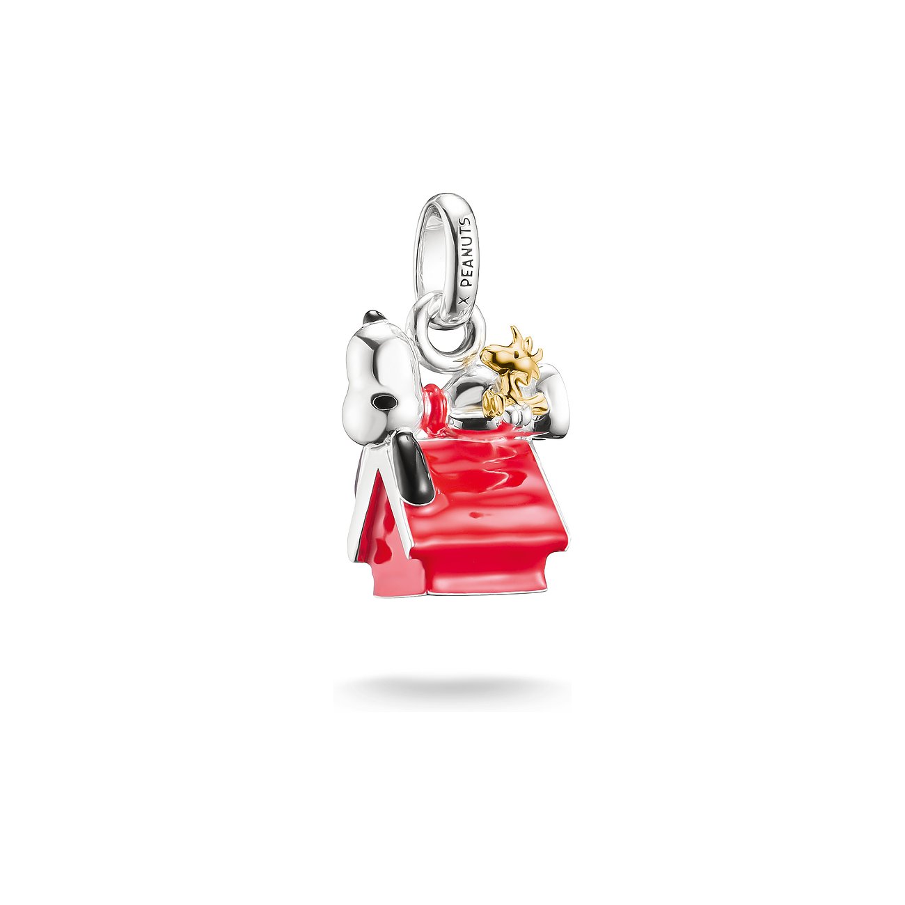Thomas Sabo Anhängerschmuck aus 925er Silber und Emaille, der Snoopy und Woodstock auf einer roten Hundehütte zeigt.