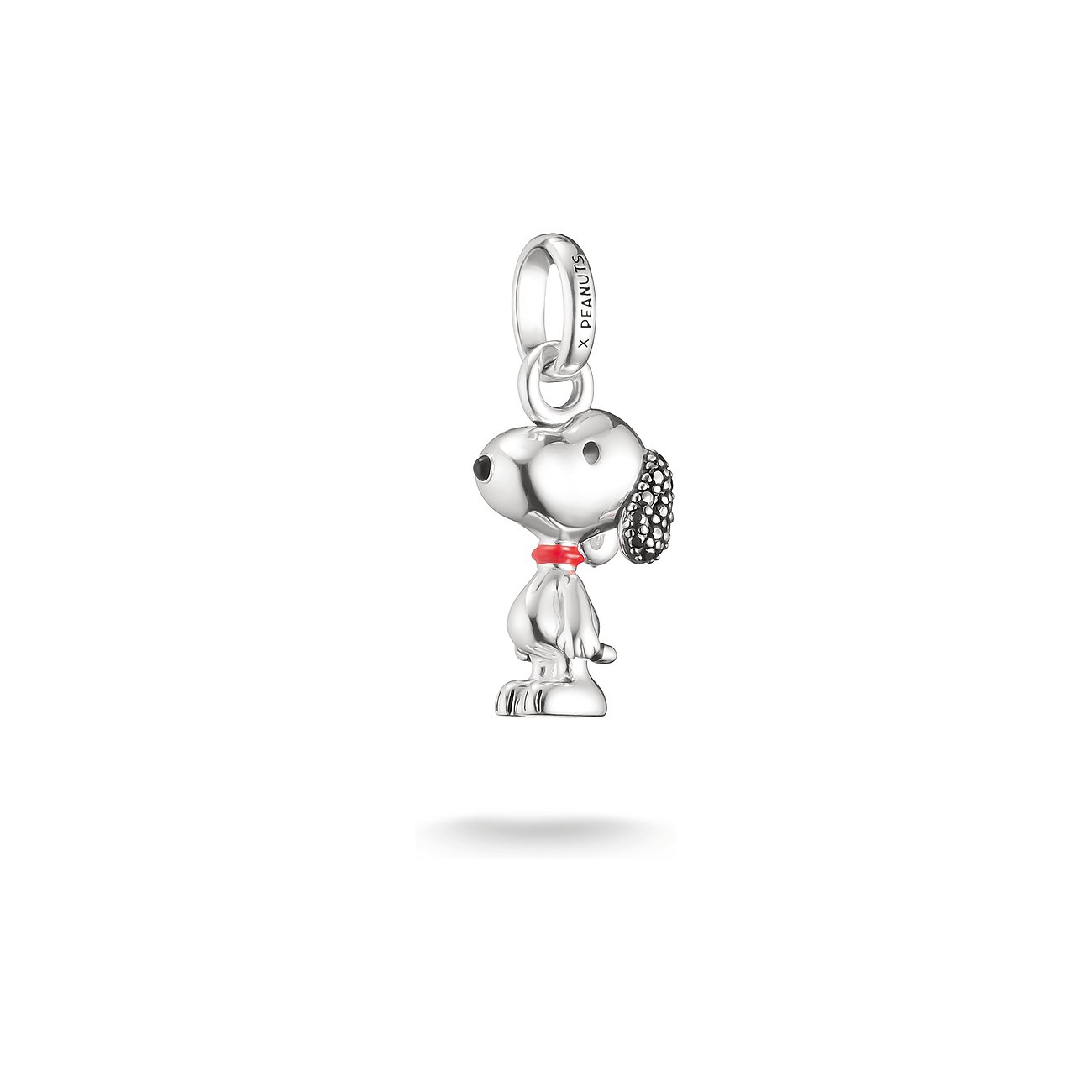 Un charm pendant Thomas Sabo Peanuts Snoopy brillant, en argent sterling 925 et émail, avec une oreille en zircone.
