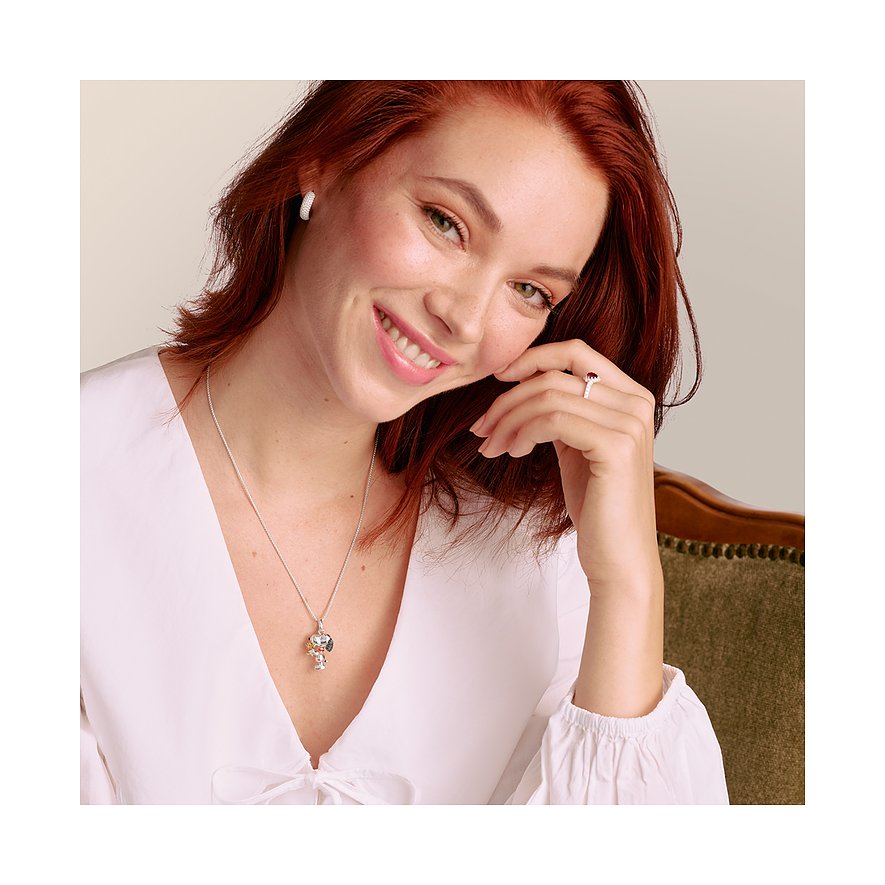 Eine lächelnde Frau mit rotem Haar trägt eine Thomas Sabo Halskette aus Silber mit einem Anhänger und farbigem Zirkonia.