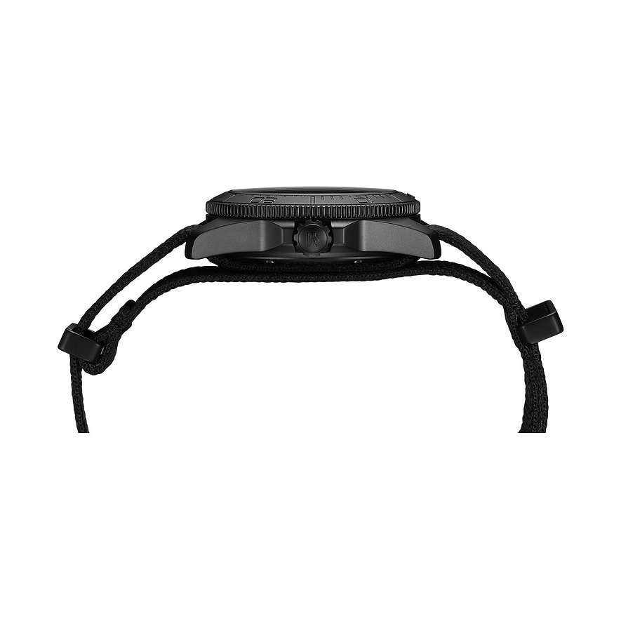 Seitenansicht der Certina Unisexuhr aus schwarzem Edelstahl mit schwarzem Textilarmband.