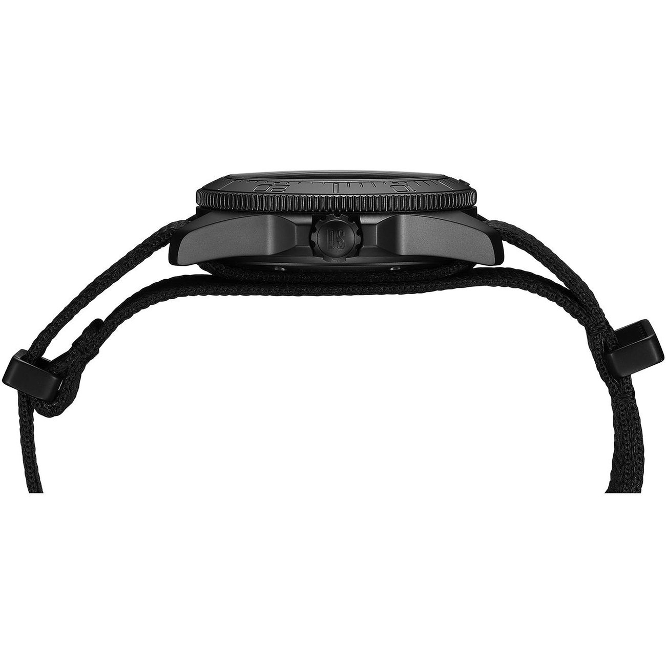 Seitenansicht der Certina Unisexuhr aus schwarzem Edelstahl mit schwarzem Textilarmband.