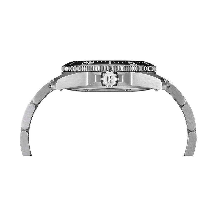 Seitenansicht der Certina Unisexuhr aus Edelstahl mit geschwungenem Armband und gravierter Krone.