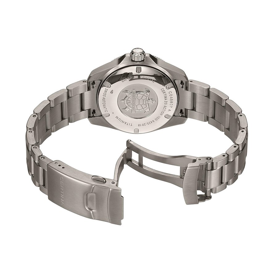 Rückansicht einer Certina Unisexuhr aus Titan, die die offene Schließe des Metallarmbands zeigt.