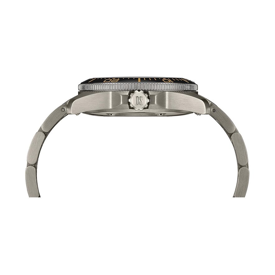 Seitenansicht einer Certina Unisexuhr aus mattiertem Titan mit schwarzem Zifferblatt und Lünette.