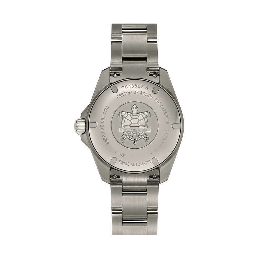 Rückansicht der Certina Unisex Uhr aus mattem Titan mit einem eingravierten Schildkröten-Symbol auf dem Gehäuseboden.