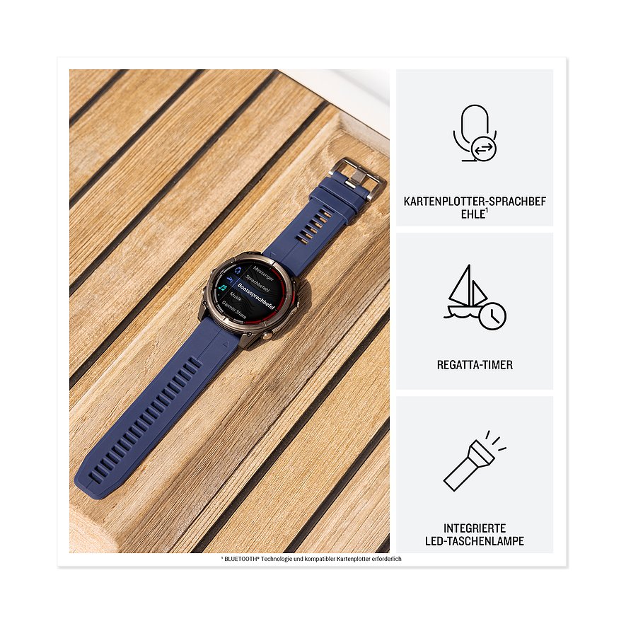 Garmin Smartwatch aus Kunststoff und Metall auf Holz. Rechts: Symbole für Kartenplotter, Regatta, Taschenlampe.