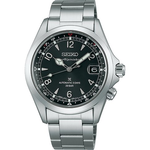 Seiko Herrenuhr aus Edelstahl mit dunklem Zifferblatt, auf einem weißen Hintergrund aus der Vorderansicht.