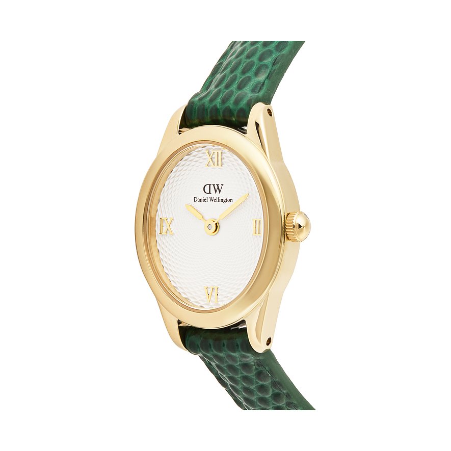 Nahaufnahme einer goldenen Daniel Wellington Damenuhr mit weißem Zifferblatt und grünem Lederarmband, schräg von der Seite.