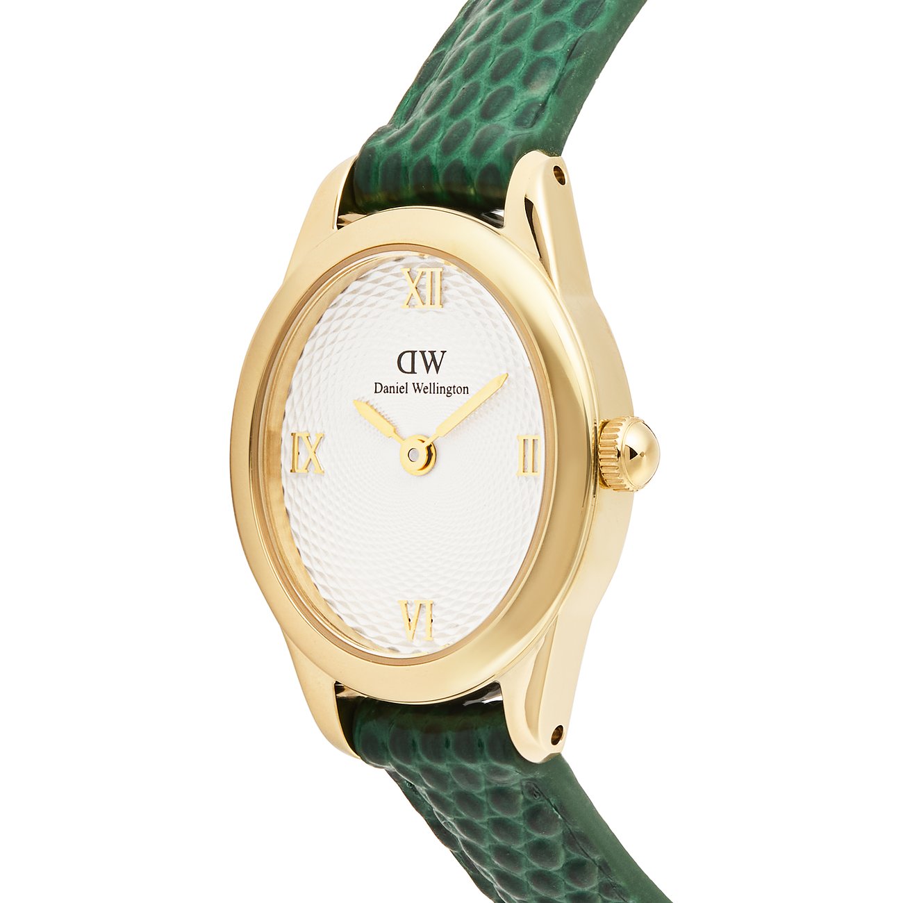 Nahaufnahme einer goldenen Daniel Wellington Damenuhr mit weißem Zifferblatt und grünem Lederarmband, schräg von der Seite.