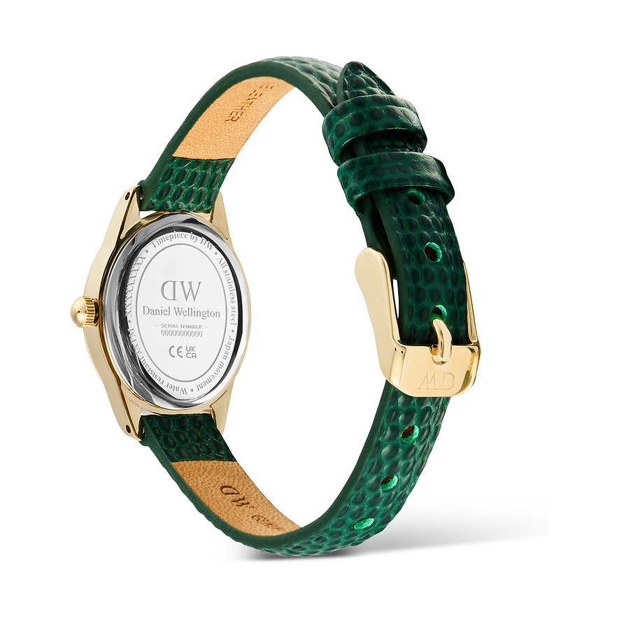 Die Rückseite einer Daniel Wellington Damenuhr mit goldenem Gehäuse und grünem Lederarmband, Verschluss sichtbar.