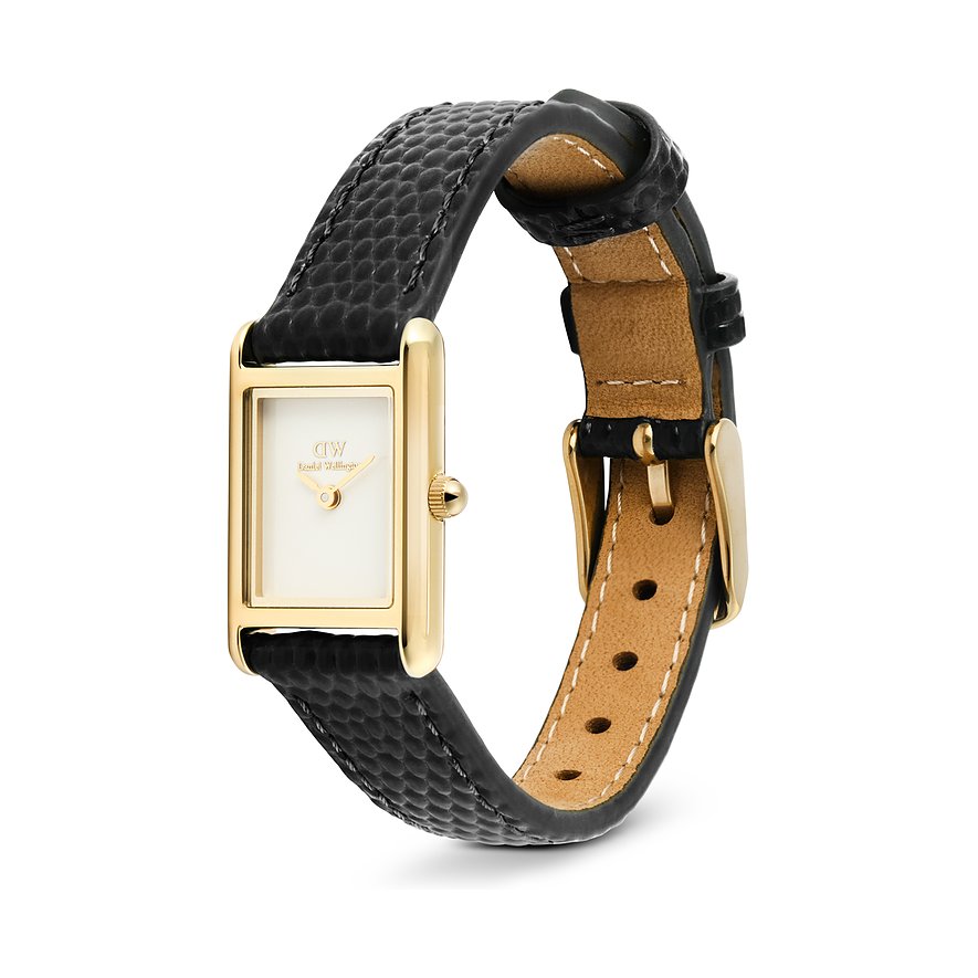 Eine Daniel Wellington Damenuhr mit rechteckigem Zifferblatt und einem schwarzen Lederband auf weißem Hintergrund.