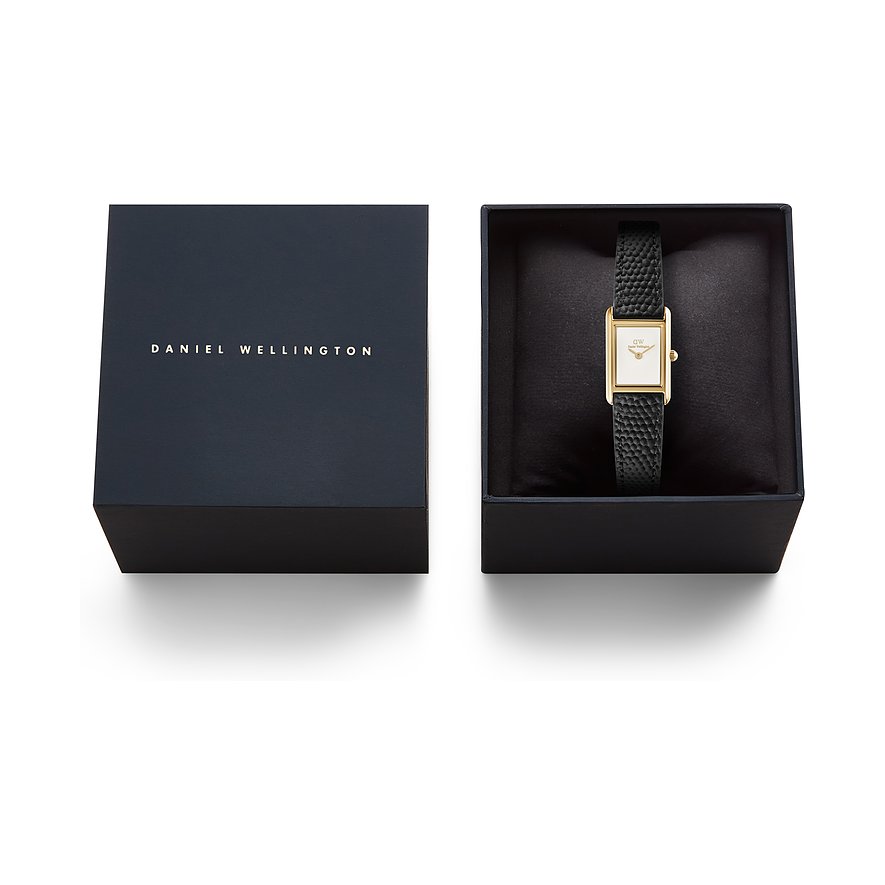 Die Daniel Wellington Damenuhr aus Leder liegt in einer offenen schwarzen Geschenkbox, daneben steht der Uhrenkarton.
