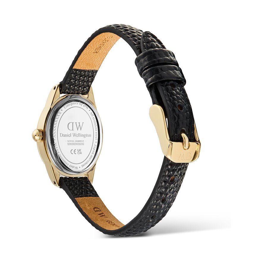 Rückansicht einer Daniel Wellington Damenuhr mit goldenem Gehäuse und schwarzem Krokoprägung Lederarmband.