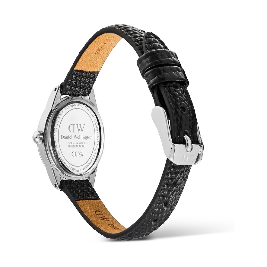 Rückseite einer Daniel Wellington Damenuhr mit schwarzem Lederarmband und silberfarbener Schließe.
