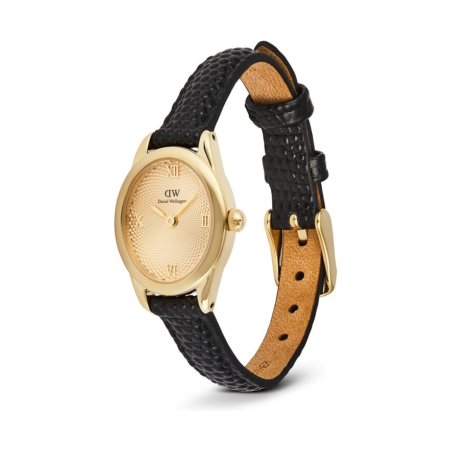 Eine goldfarbene Daniel Wellington Damenuhr mit ovalem Zifferblatt und schwarzem genarbtem Lederarmband.