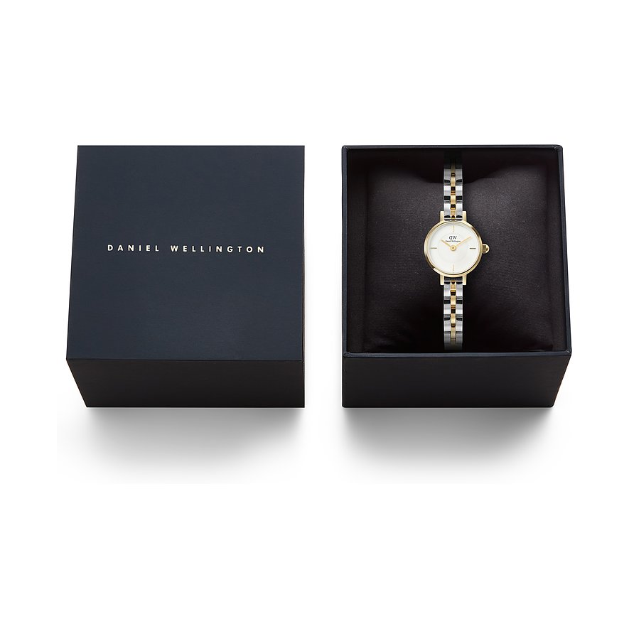 Eine Daniel Wellington Damenuhr aus Edelstahl mit goldenem Zifferblatt und zweifarbigem Band in geöffneter Box.