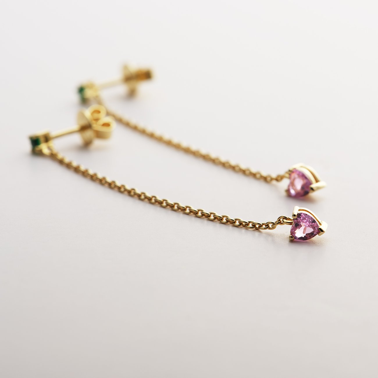 Ett par Guido Maria Kretschmer örhängen i återvunnet 925 silver, förgyllda med dinglande rosa zirkoniastenar.