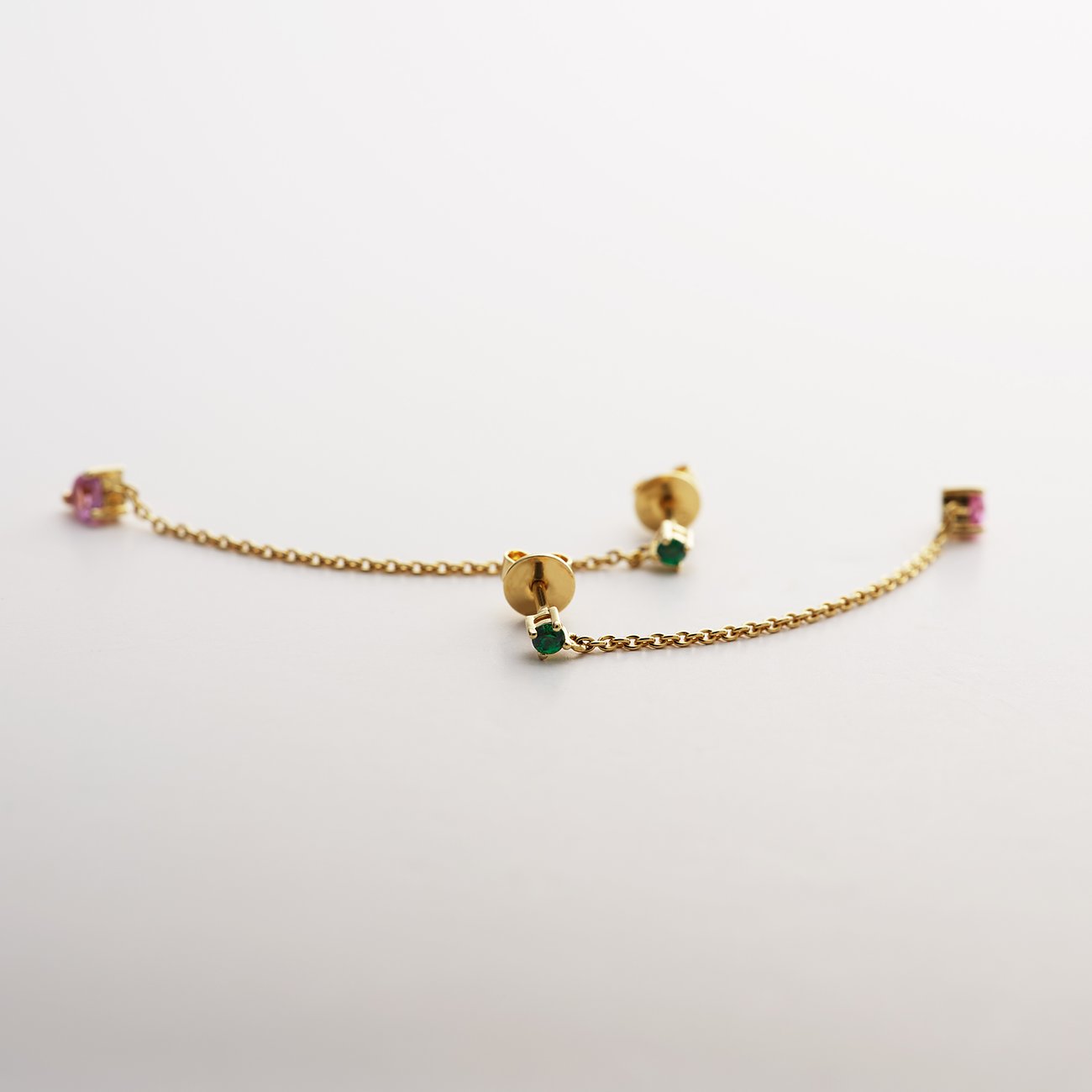 Guido Maria Kretschmer örhängen i återvunnet silver med avlång guldkedja och rosa zirkonia.