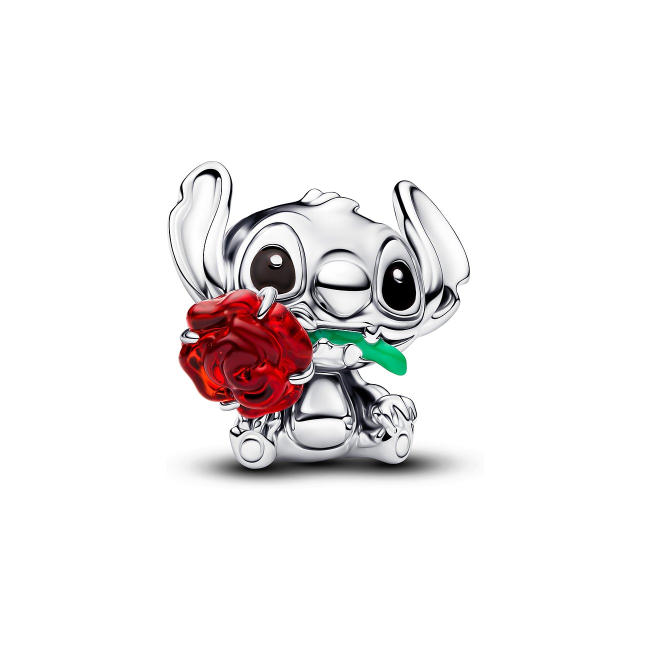 Ein Pandora Stitch Charm aus 925er Silber hält eine rote Rose im Mund, von vorne gesehen.