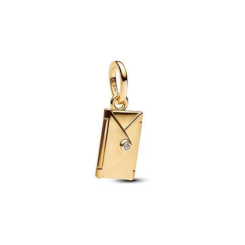 Pandora Anhängeschmuck in Form eines goldenen Briefes aus Metall mit einem Zirkonia als Siegelstein.