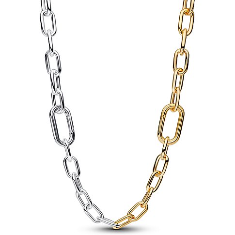 Close-up auf eine Pandora Kette aus Sterlingsilber und vergoldetem Metall, halb silberfarben, halb goldfarben.
