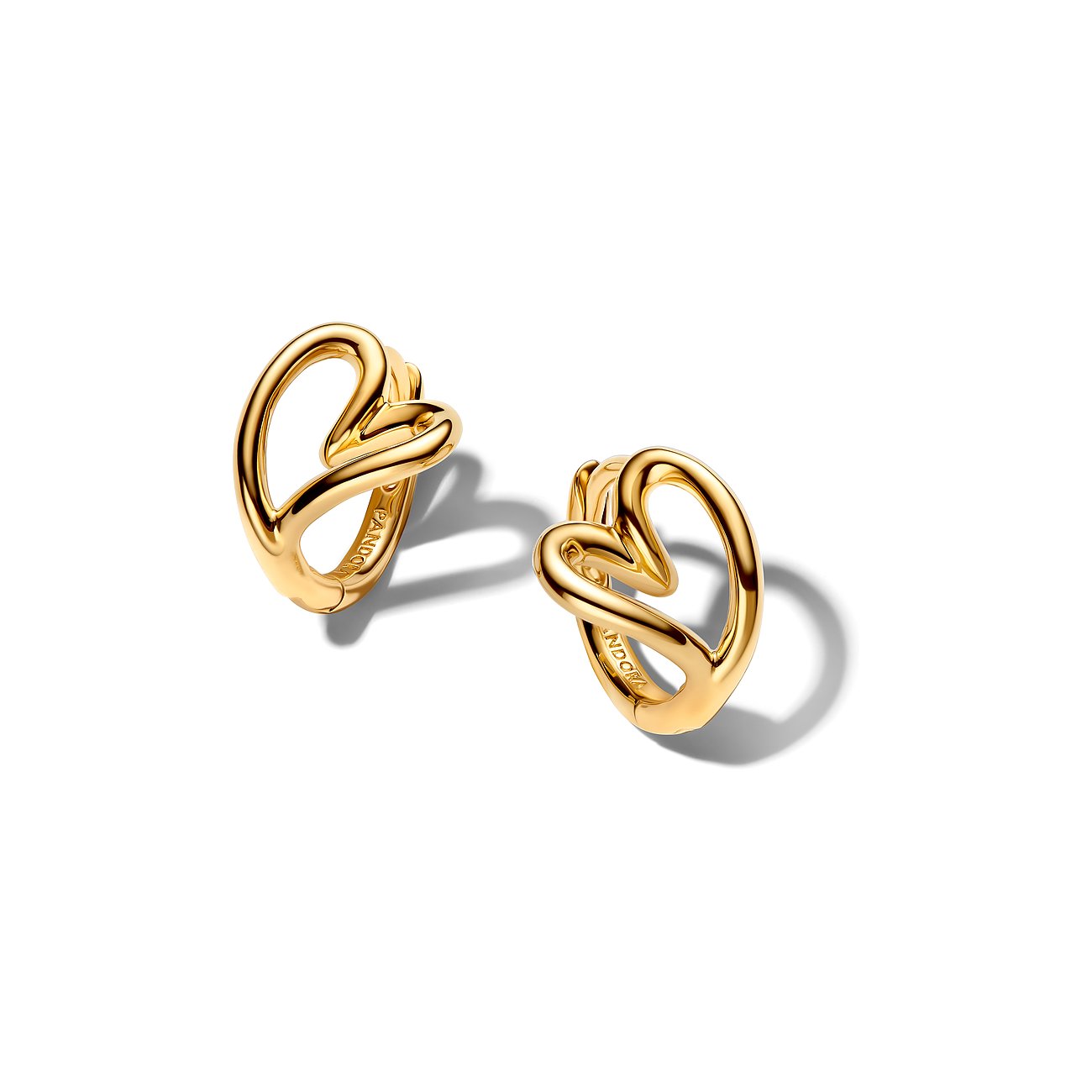 Ein Paar goldfarbener Pandora Ohrringe aus Metall, geformt als offene Herzen, die einen stilisierten Look bieten.