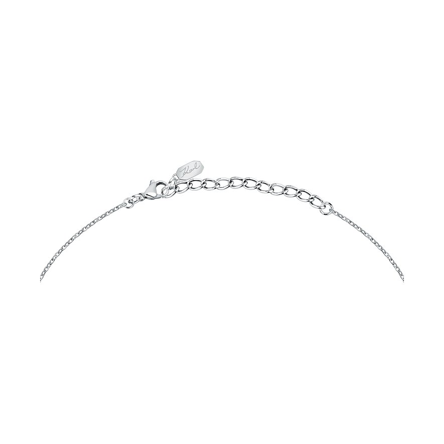Nahaufnahme des Verschlusses einer Karl Lagerfeld Halskette aus Edelstahl mit einem Verlängerungskettchen.