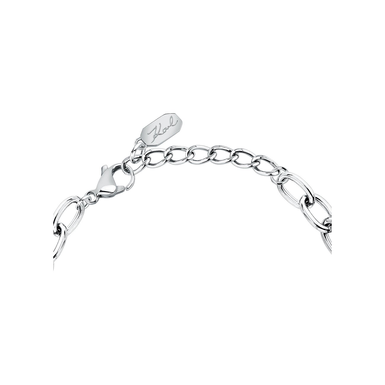 Nahaufnahme der Verlängerungskette des Karl Lagerfeld-Armbands aus Edelstahl mit Karabinerverschluss und Logo-Anhänger.