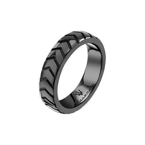 Maserati Keramikring mit Reifenprofil-Gravur und Logo auf der Innenseite.