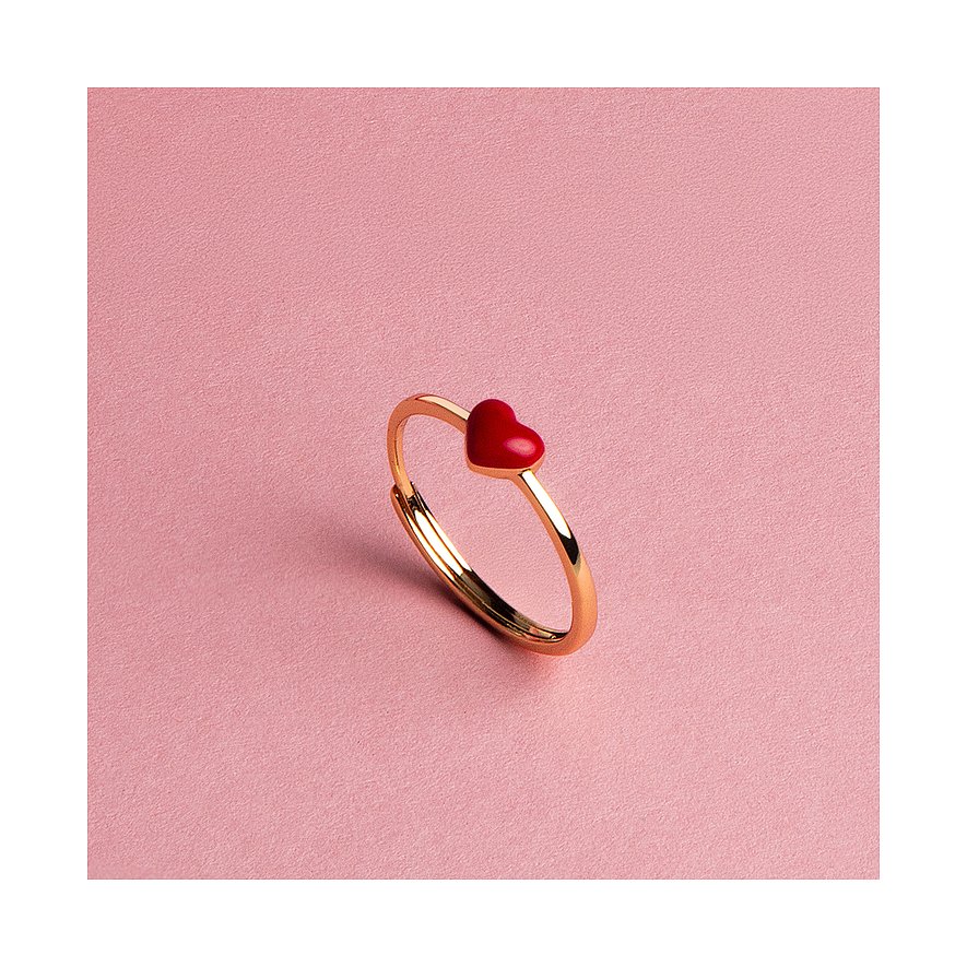 Ein goldfarbener, verstellbarer La Petite Story Ring aus Silber mit einem kleinen roten Herz als zentralem Element.