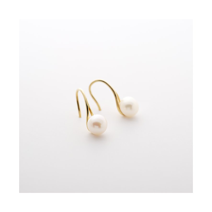 Une paire de boucles d'oreilles CHRIST en or jaune 585, chacune avec une perle blanche, pendant en diagonale.