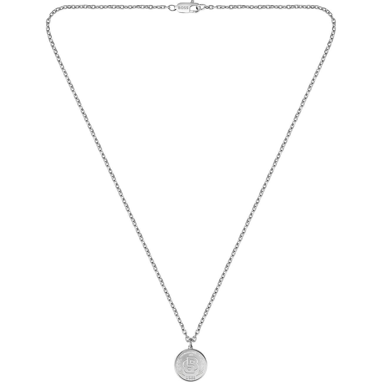 Boss Halskette aus Edelstahl mit rundem Anhänger im Detail, auf dem ein „B“ und die Jahreszahl „1922“ eingraviert sind.